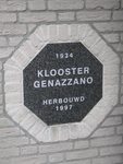 872016 Afbeelding van de eerste steen met de tekst: '1934 / KLOOSTER GENAZZANO / HERBOUWD / 1997', bij de ingang van ...